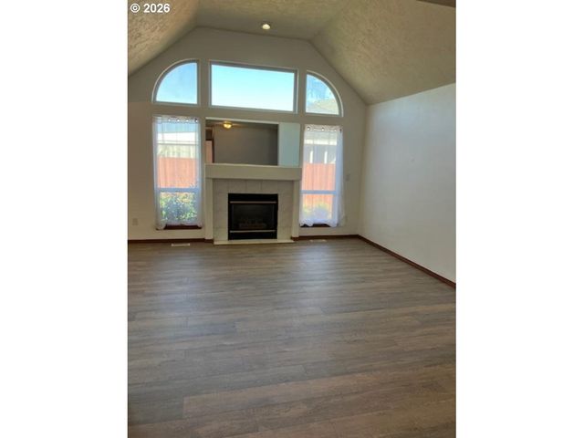945 Ne Lija Loop, Portland, OR 97211