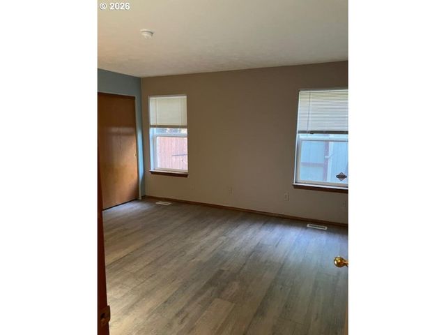 945 Ne Lija Loop, Portland, OR 97211
