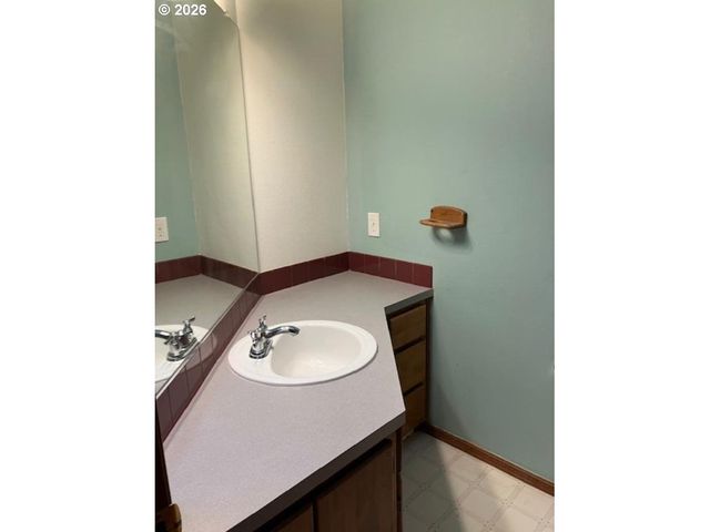 945 Ne Lija Loop, Portland, OR 97211