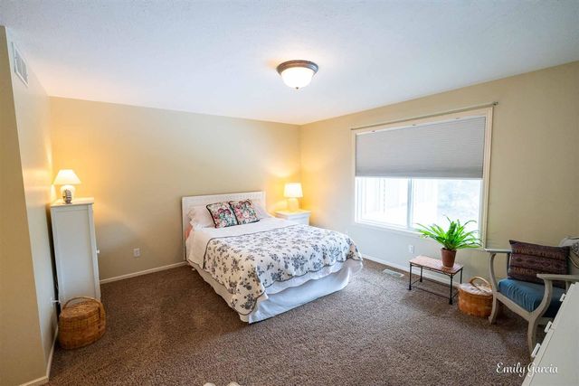 1361 E Pointe Ridge, Holland, MI 49423