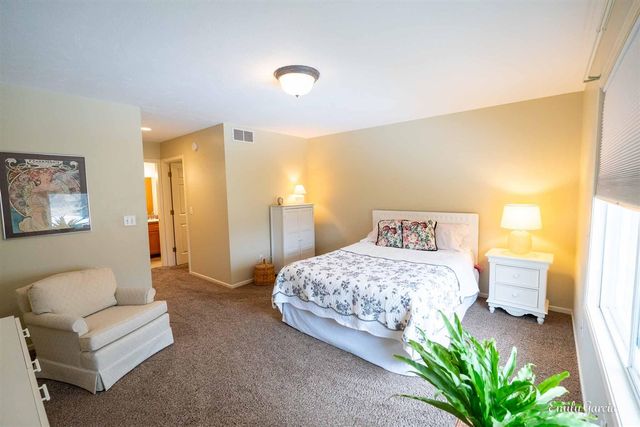 1361 E Pointe Ridge, Holland, MI 49423