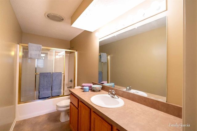 1361 E Pointe Ridge, Holland, MI 49423