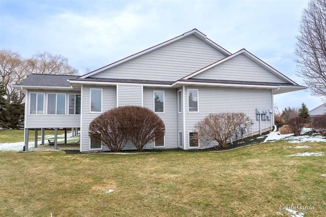 1361 E Pointe Ridge, Holland, MI 49423