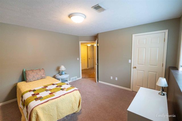 1361 E Pointe Ridge, Holland, MI 49423