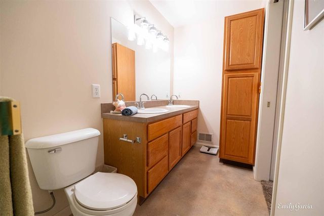 1361 E Pointe Ridge, Holland, MI 49423