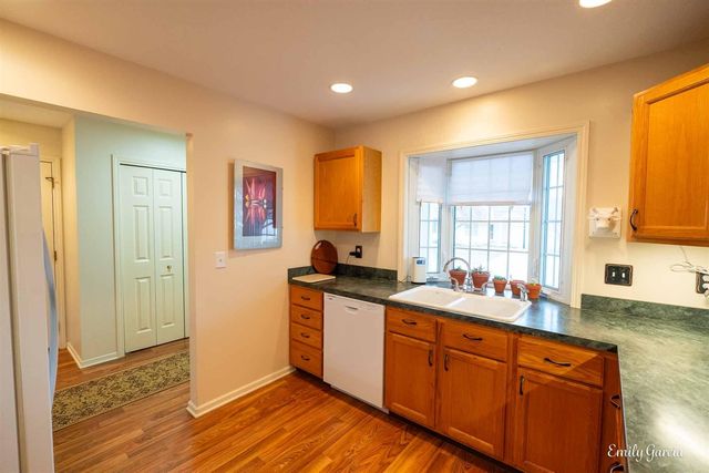 1361 E Pointe Ridge, Holland, MI 49423