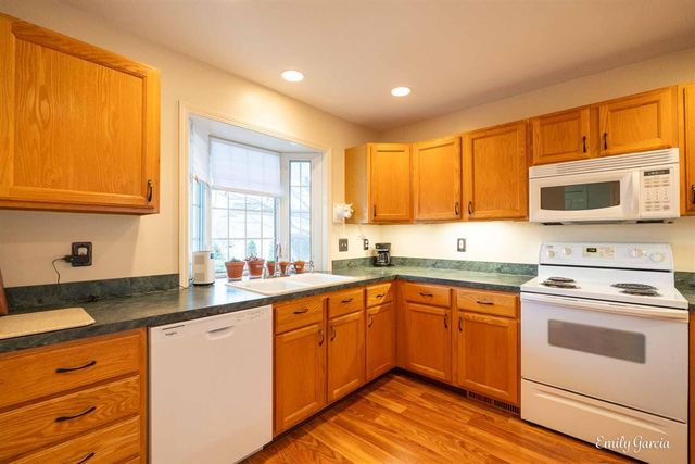 1361 E Pointe Ridge, Holland, MI 49423