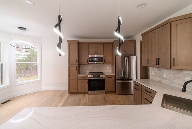 17 Woodland Ln, Belchertown, MA 01007