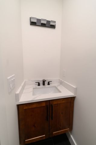 17 Woodland Ln, Belchertown, MA 01007