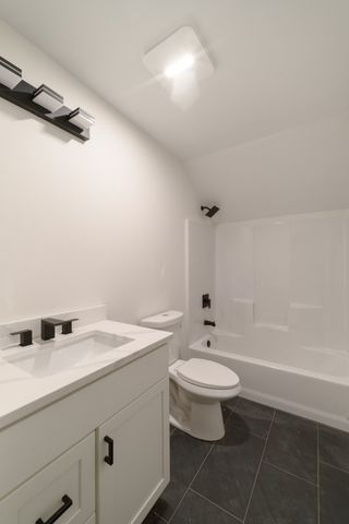 17 Woodland Ln, Belchertown, MA 01007