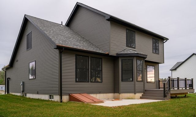 17 Woodland Ln, Belchertown, MA 01007