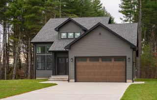 17 Woodland Ln, Belchertown, MA 01007