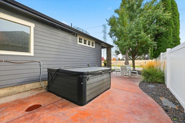 10905 N Acoma Dr, Spokane, WA 99208