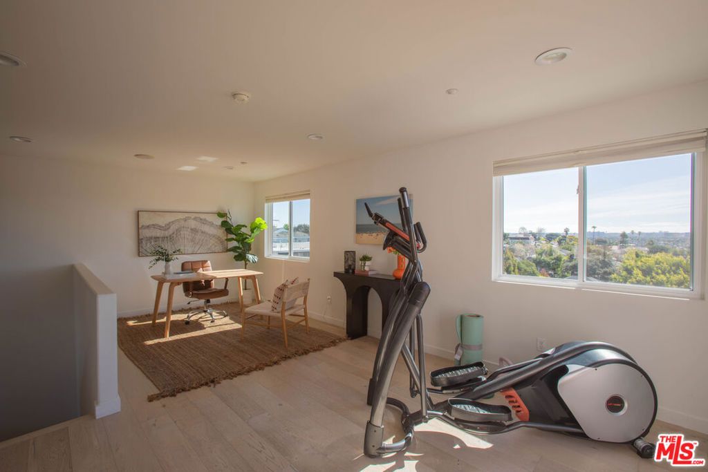 Image 11 of property listing at 1212 Ocean Park Boulevard 16, Santa Monica, CA 90405
