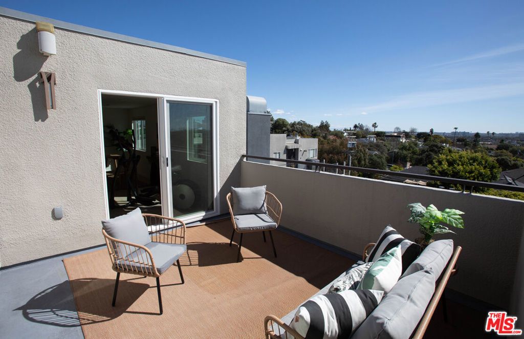 Image 12 of property listing at 1212 Ocean Park Boulevard 16, Santa Monica, CA 90405
