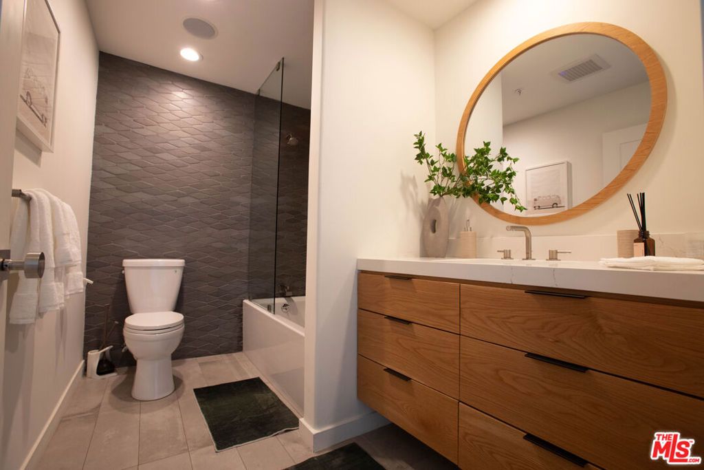 Image 17 of property listing at 1212 Ocean Park Boulevard 16, Santa Monica, CA 90405