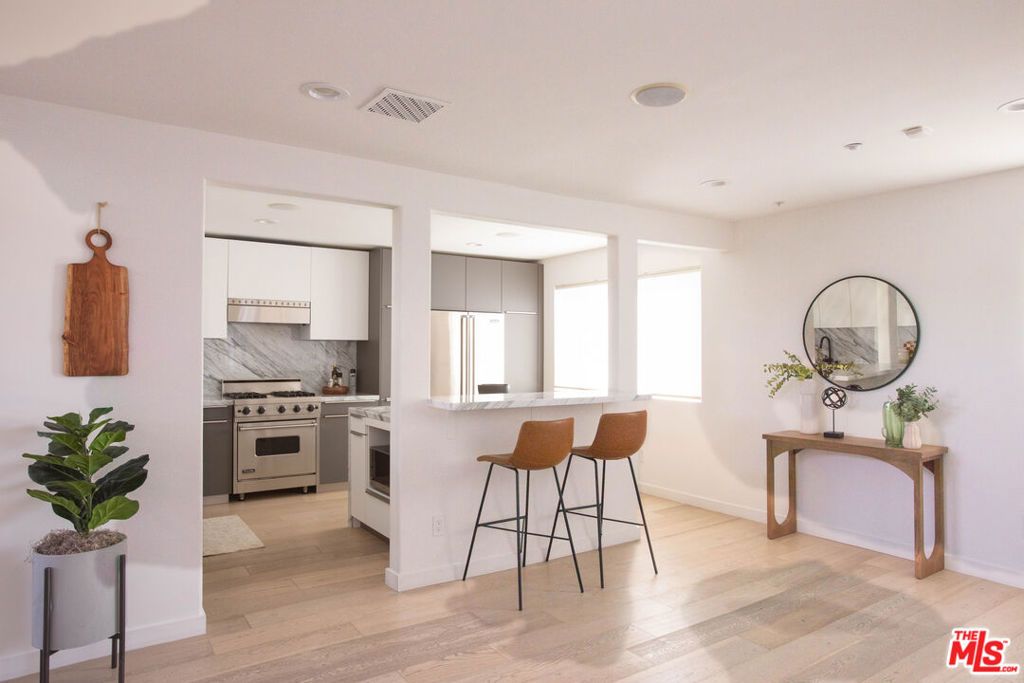 Image 2 of property listing at 1212 Ocean Park Boulevard 16, Santa Monica, CA 90405