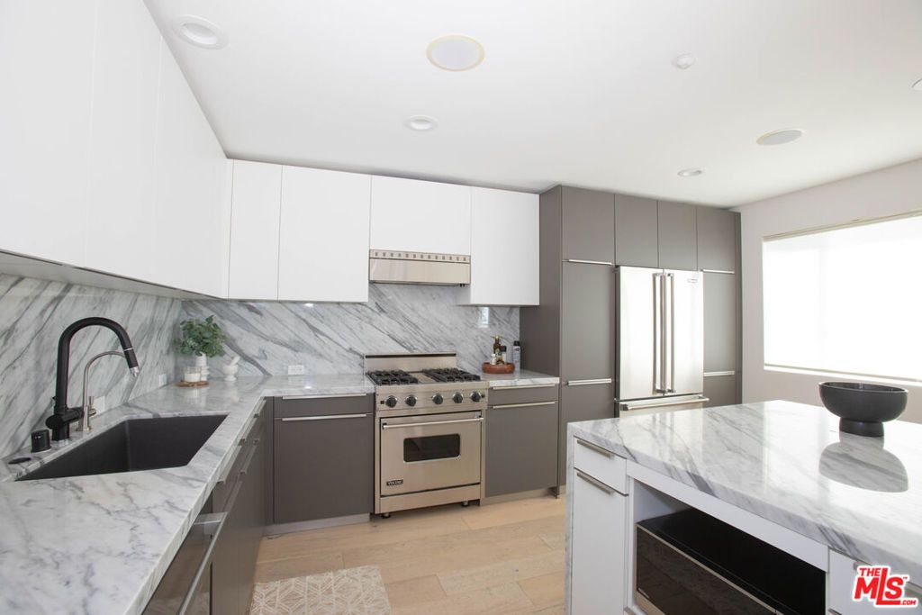 Image 6 of property listing at 1212 Ocean Park Boulevard 16, Santa Monica, CA 90405