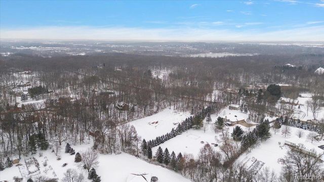 700 W Maple Road, Milford Charter Township, MI 48381