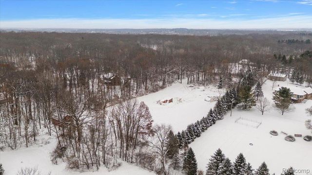 700 W Maple Road, Milford Charter Township, MI 48381
