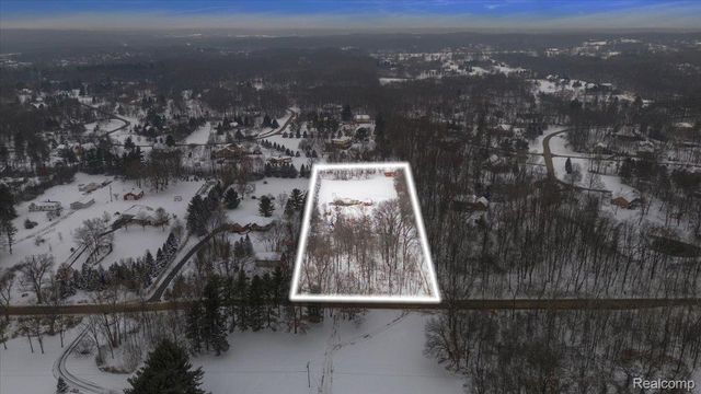 700 W Maple Road, Milford Charter Township, MI 48381