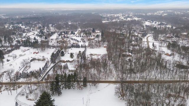 700 W Maple Road, Milford Charter Township, MI 48381