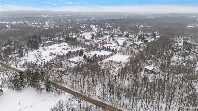 700 W Maple Road, Milford Charter Township, MI 48381