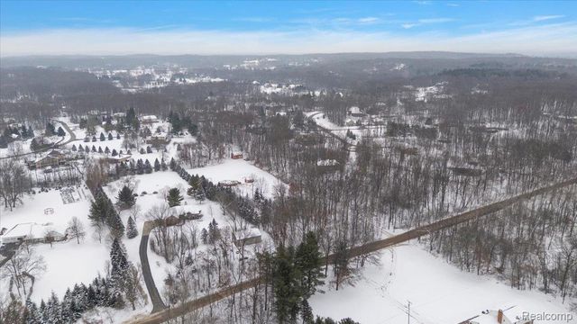 700 W Maple Road, Milford Charter Township, MI 48381