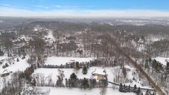 700 W Maple Road, Milford Charter Township, MI 48381