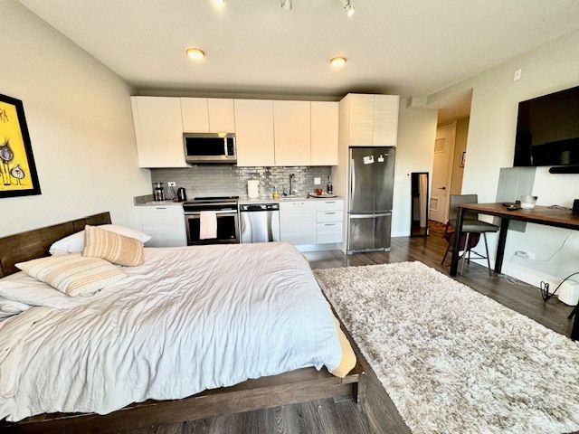 2407 W Eastwood Avenue 202, Chicago, IL 60625