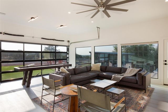 171 Hart LN, Dripping Springs, TX 78620