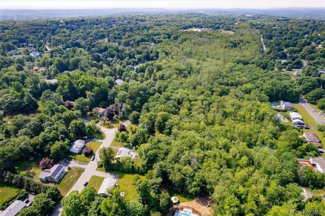 1 N Amundsen Lane, Airmont, NY 10901