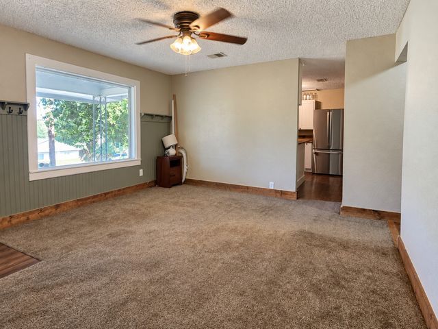 636 E Columbia Drive, Azle, TX 76020
