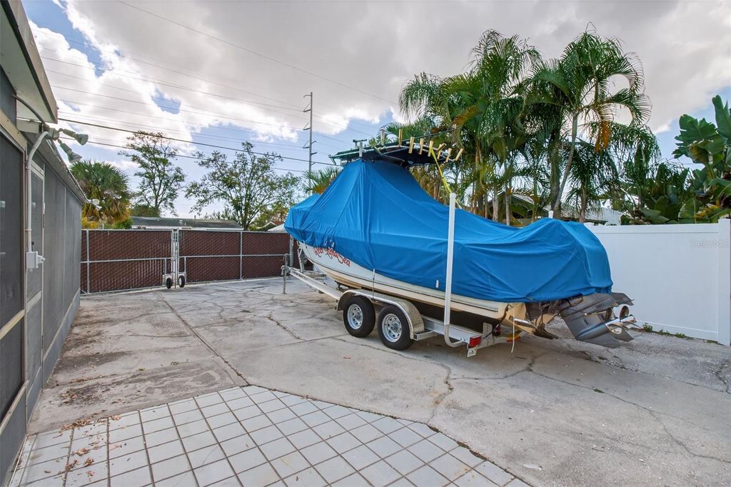 Image 12 of property listing at 4728 13TH AVENUE N, St Petersburg, FL 33713