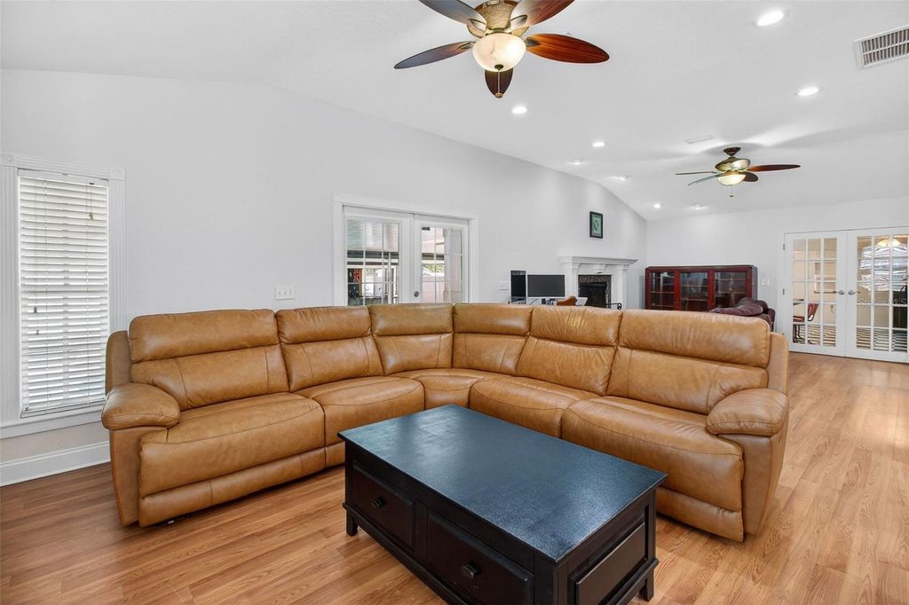 Image 9 of property listing at 4728 13TH AVENUE N, St Petersburg, FL 33713