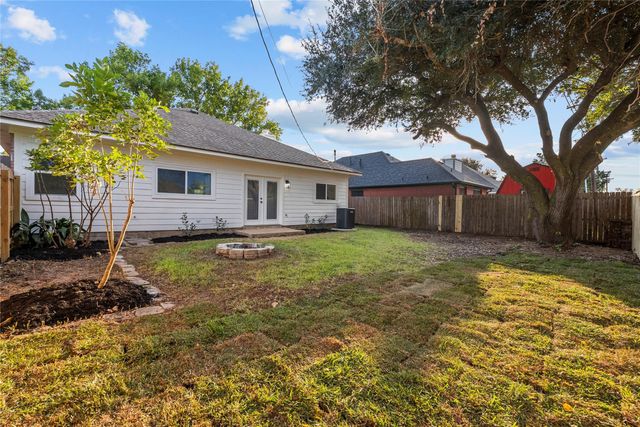 617 Prairie Ln, Angleton, TX 77515