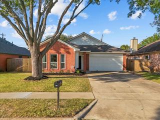 617 Prairie Ln, Angleton, TX 77515