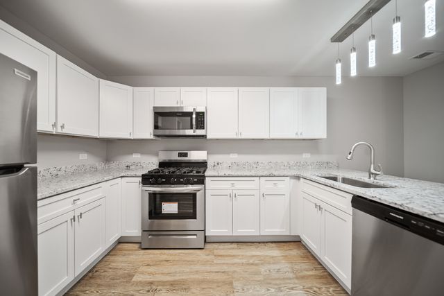 5 S Virginia Road 6, Crystal Lake, IL 60014