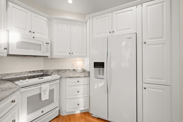 16 Hawkins Pond Lane, Salem, NH 03079