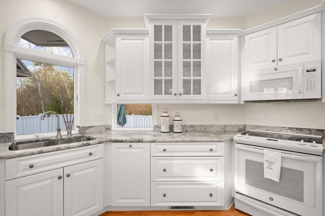 16 Hawkins Pond Lane, Salem, NH 03079