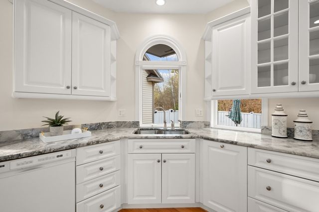 16 Hawkins Pond Lane, Salem, NH 03079