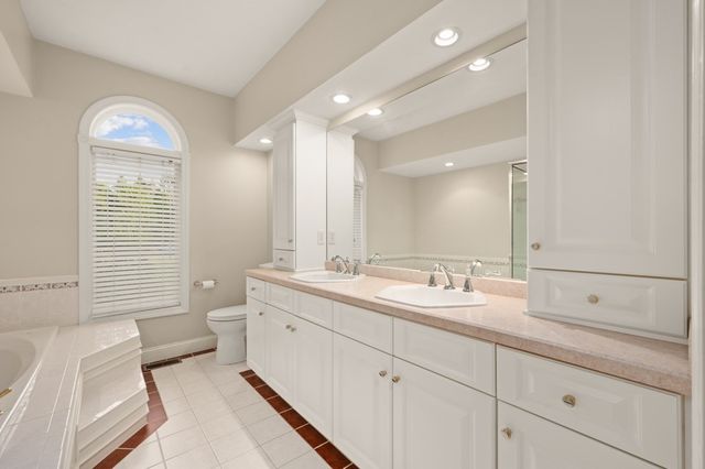 16 Hawkins Pond Lane, Salem, NH 03079