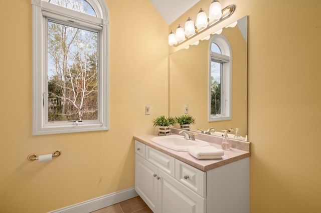 16 Hawkins Pond Lane, Salem, NH 03079