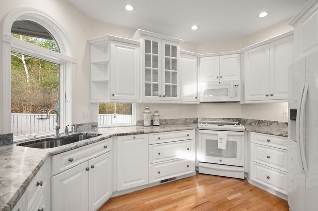 16 Hawkins Pond Lane, Salem, NH 03079