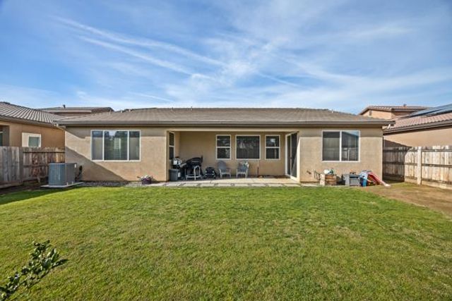 1667 Las Rosas Avenue, Clovis, CA 93612