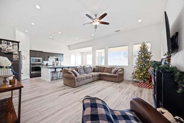 1667 Las Rosas Avenue, Clovis, CA 93612