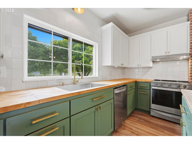 30425 Se HIGHWAY 211, Eagle Creek, OR 97022