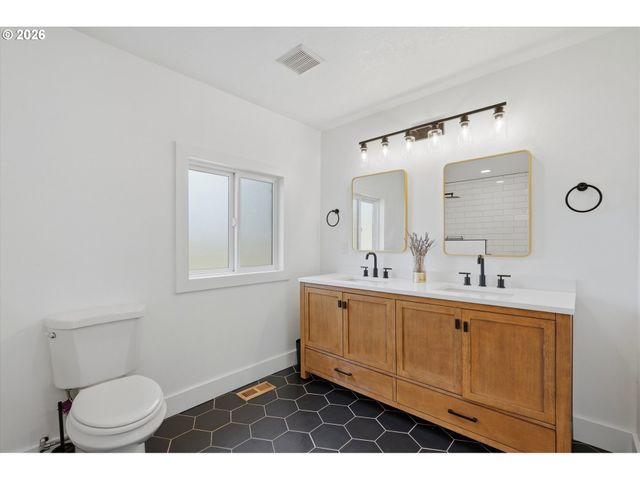 30425 Se HIGHWAY 211, Eagle Creek, OR 97022