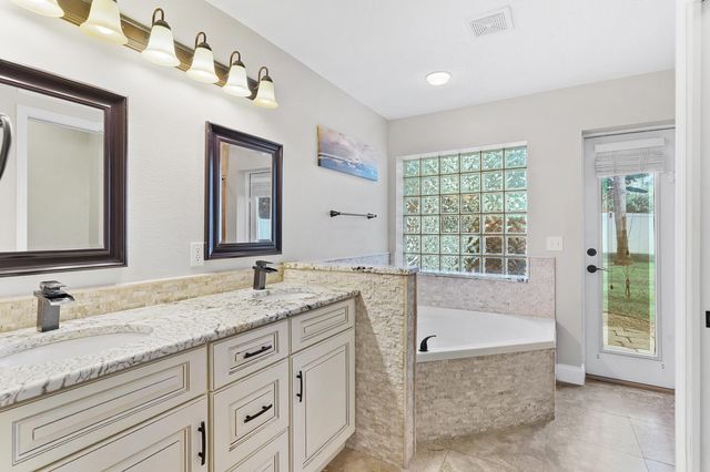 50 Breeze Hill Ln, Palm Coast, FL 32137