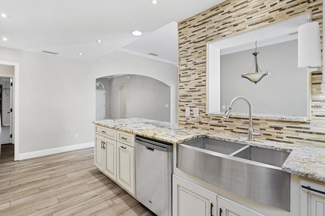 50 Breeze Hill Ln, Palm Coast, FL 32137